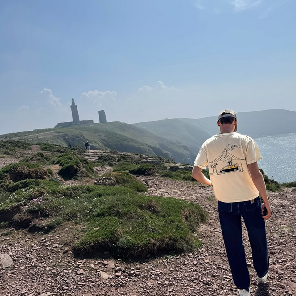 🟡 PRÉCOMMANDE: T-shirt Minimaliste Brodé 100% Coton – Design Vanlife