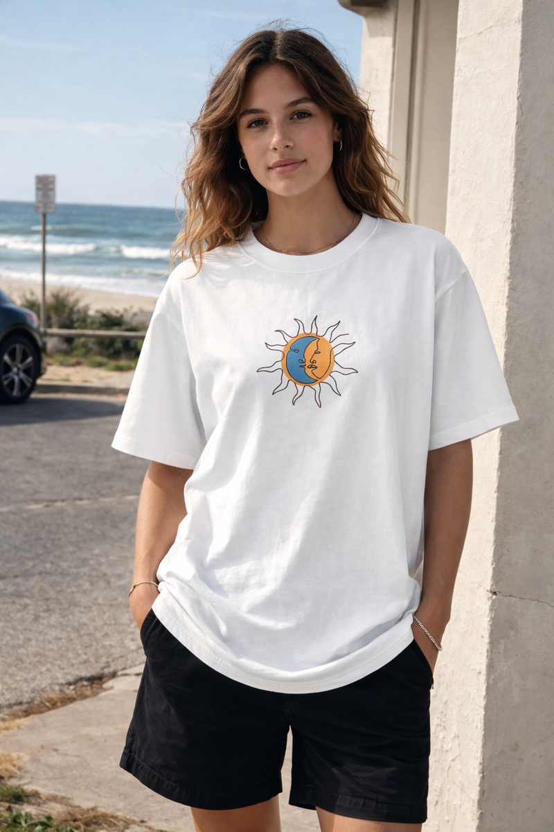 🟡 PRÉCOMMANDE: T-shirt Minimaliste Brodé 100% Coton – Design Lune/Soleil (F) Rich.Art