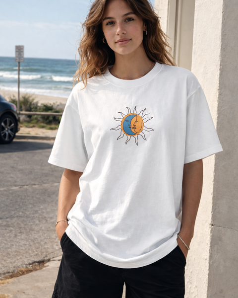🟡 PRÉCOMMANDE: T-shirt Minimaliste Brodé 100% Coton – Design Lune/Soleil (F)