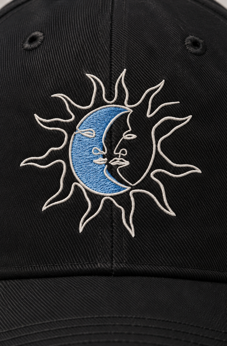 Sonne/Mond – Bestickte Kappe