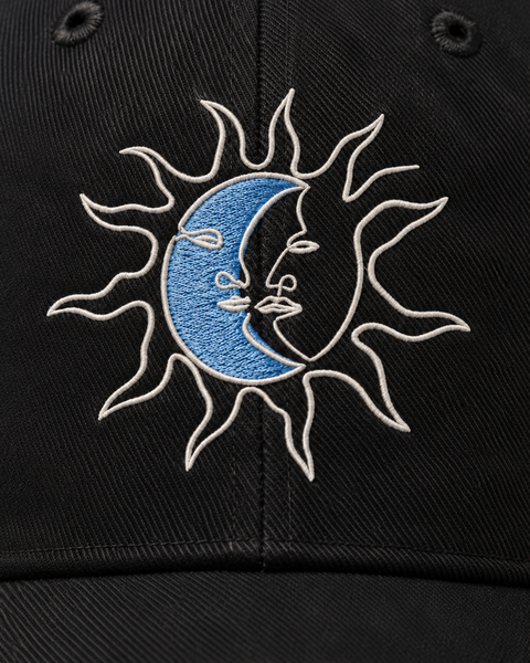 Sonne/Mond – Bestickte Kappe