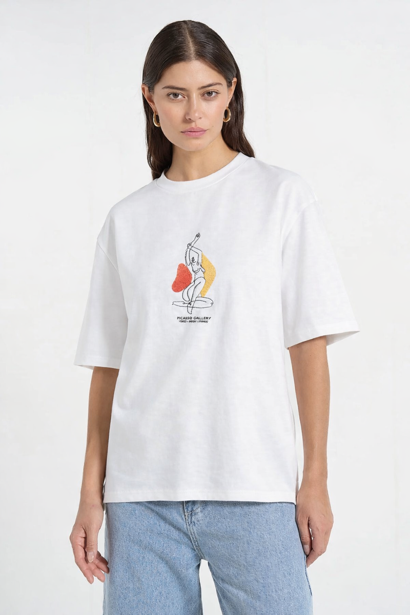 T-shirt oversize Rich.Art avec broderie représentant une silhouette féminine assise en style One Line Art minimaliste au dos
