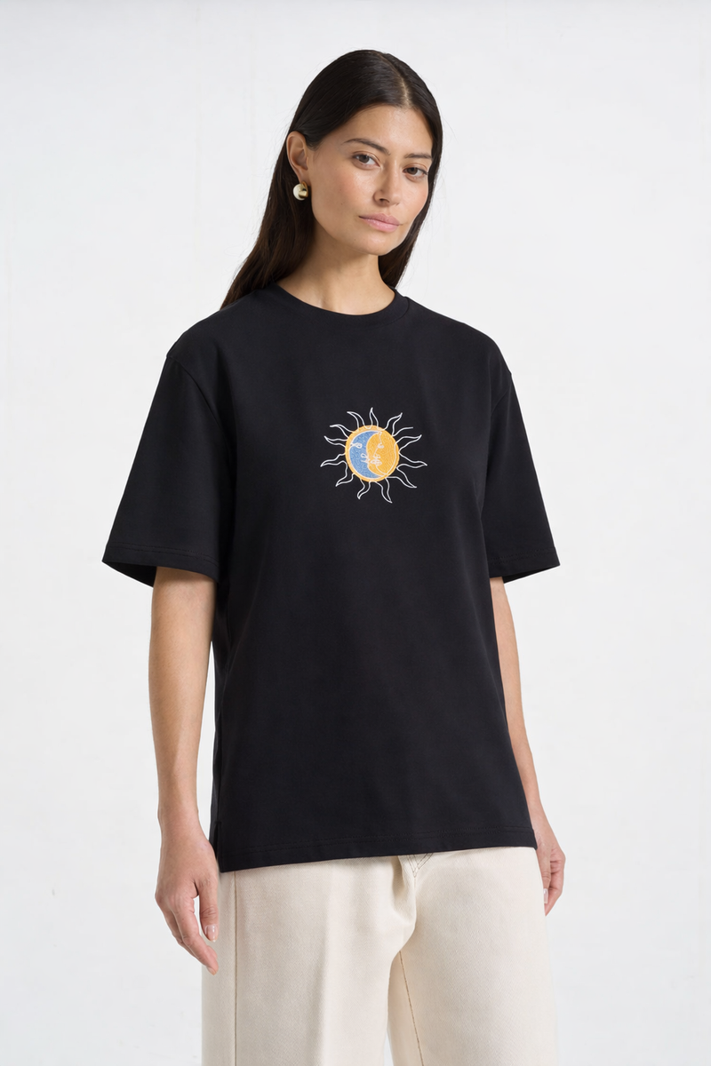T-shirt oversize Rich.Art avec broderie représentant le soleil et la lune dans un design minimaliste inspiré de l’univers céleste
