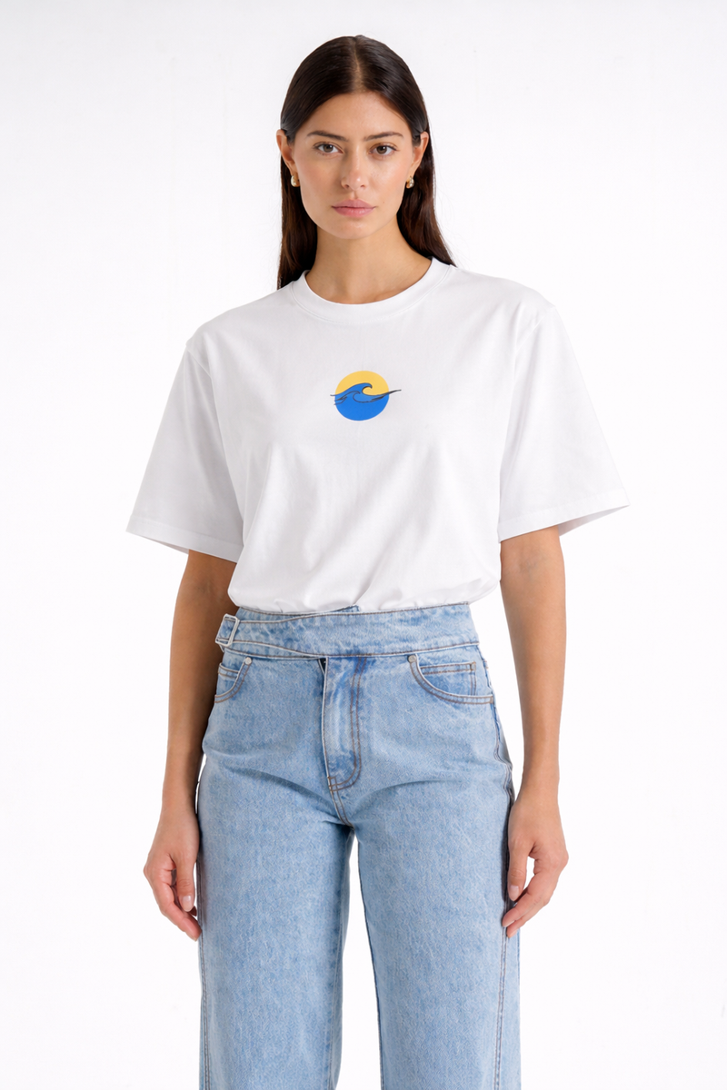 T-shirt oversize Rich.Art avec broderie minimaliste représentant une vague en mouvement inspirée de l’océan au dos
