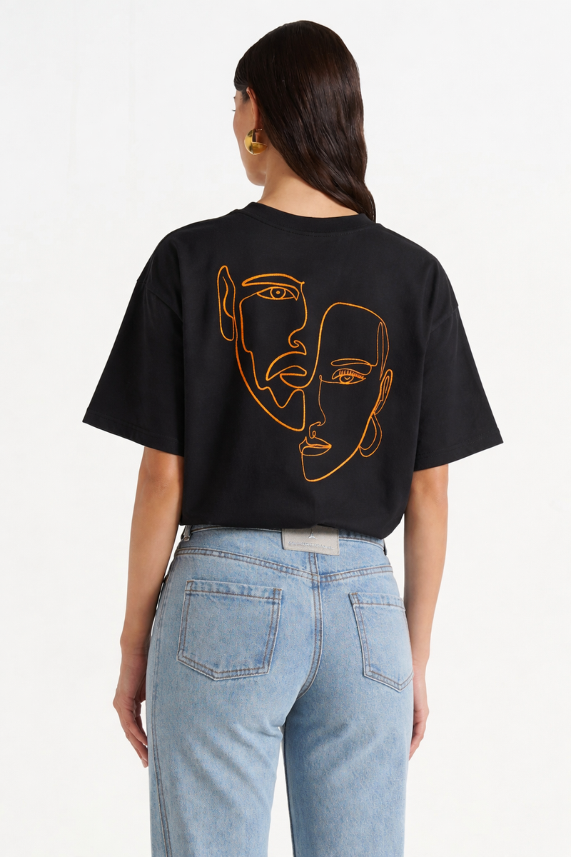 T-shirt oversize Rich.Art avec broderie représentant deux visages entrelacés en style One Line Art minimaliste au dos

