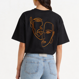 T-shirt oversize Rich.Art avec broderie représentant deux visages entrelacés en style One Line Art minimaliste au dos
