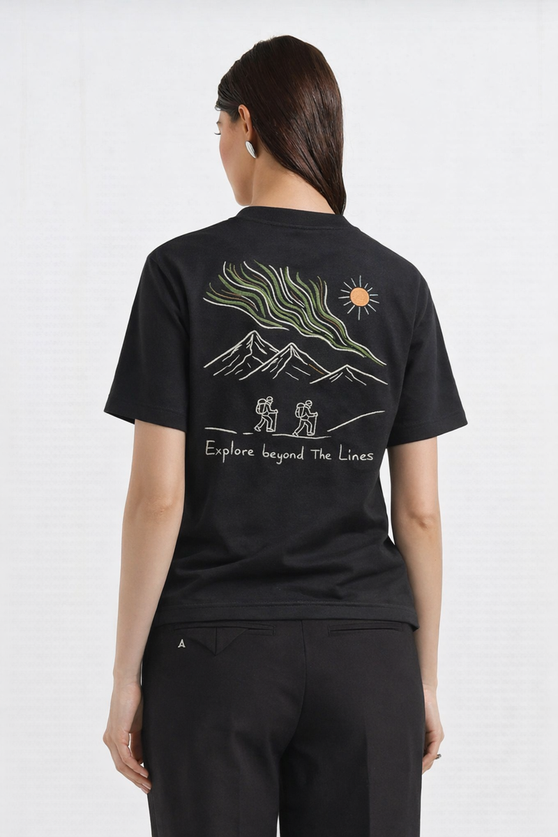 T-shirt oversize Rich.Art avec broderie représentant un paysage inspiré de l’Islande avec montagnes, nature sauvage et design minimaliste au dos
