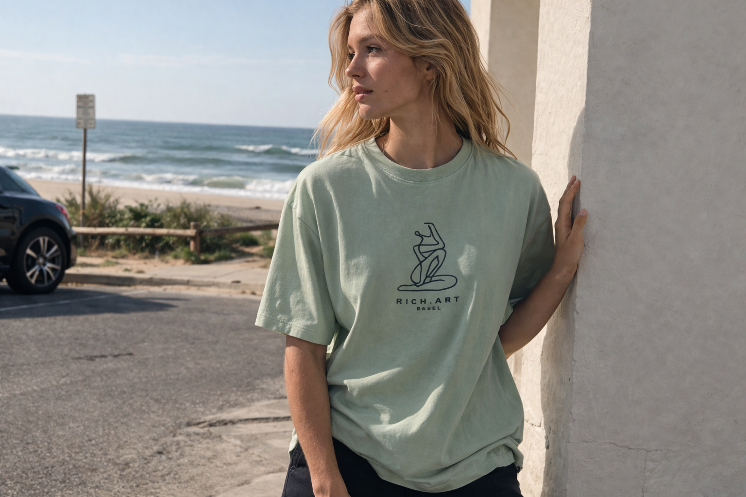 T-shirt oversize Rich.Art avec broderie artistique inspirée de Matisse représentant une silhouette féminine minimaliste au dos