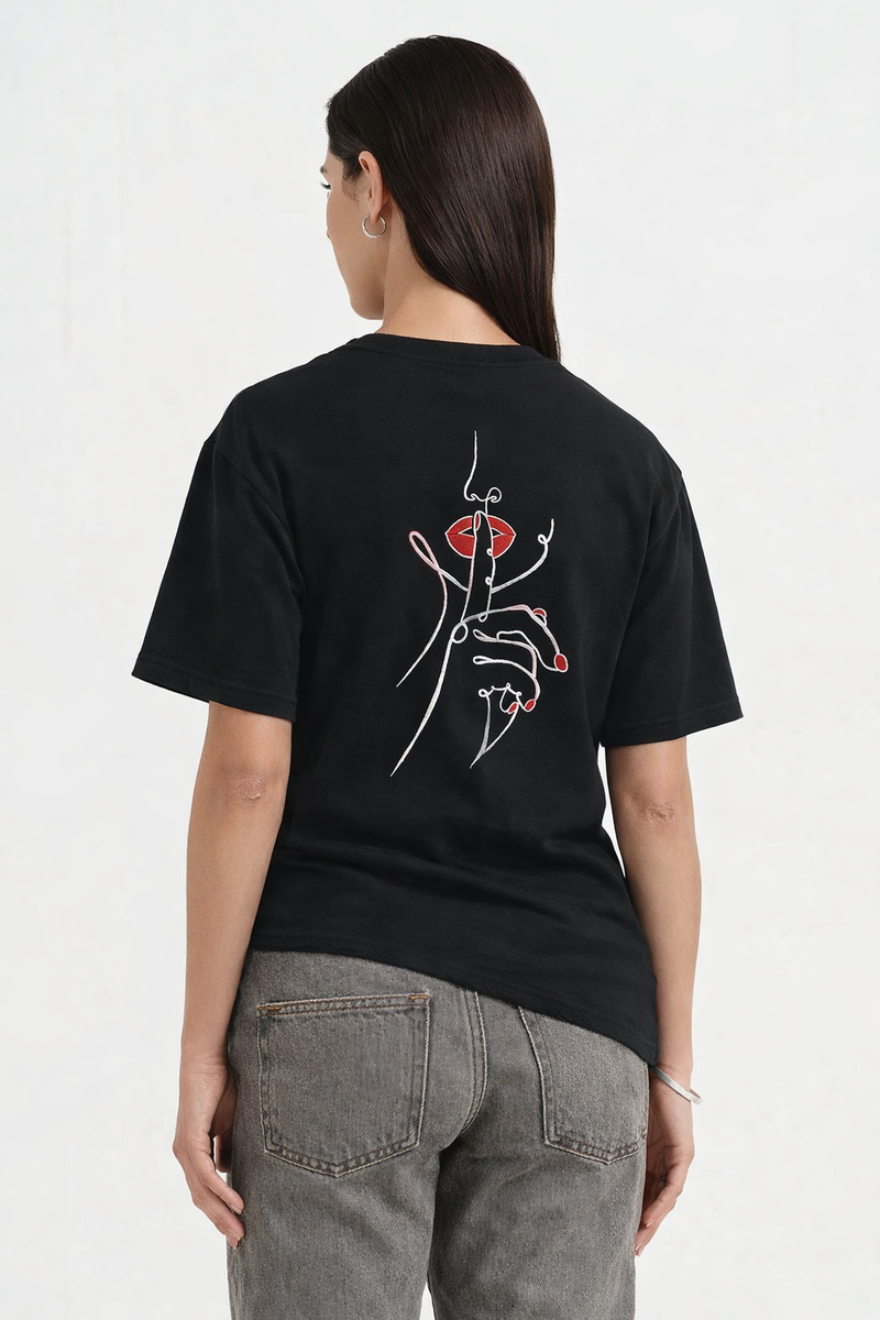 T-shirt oversize Rich.Art avec broderie minimaliste représentant un visage féminin en style One Line Art symbolisant le calme et l'introspection
