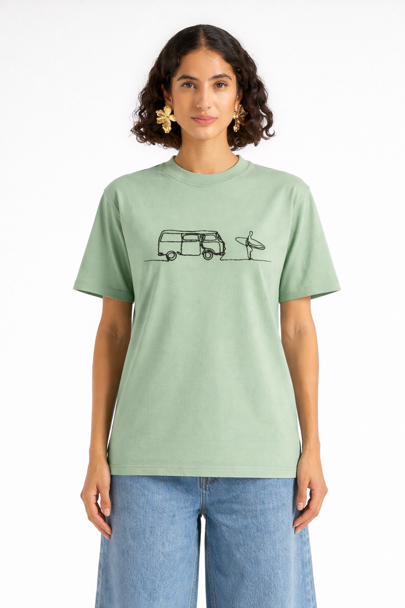 T-shirt oversize Rich.Art avec broderie représentant un surfeur, une planche et un van face à l’océan dans un style minimaliste