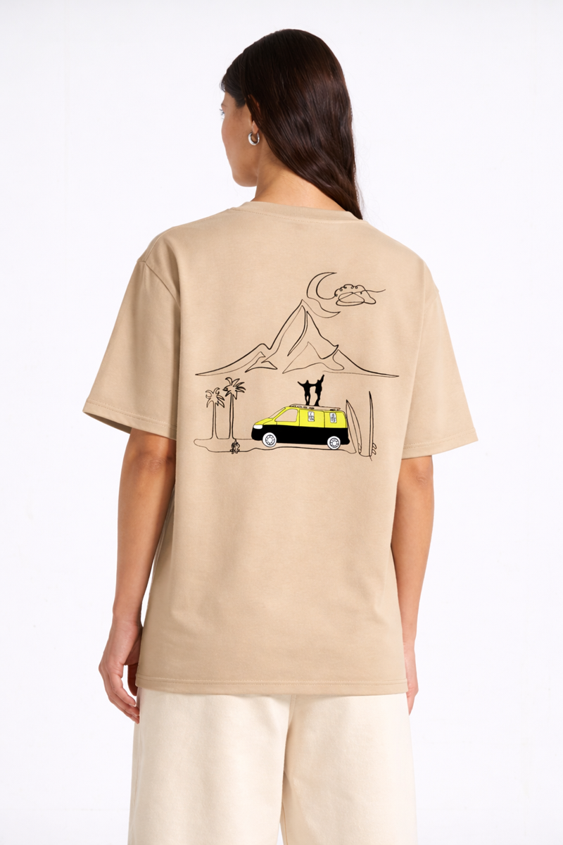 T-shirt oversize Rich.Art avec broderie représentant un van, des voyageurs et un paysage de montagne dans un esprit van life et road trip
