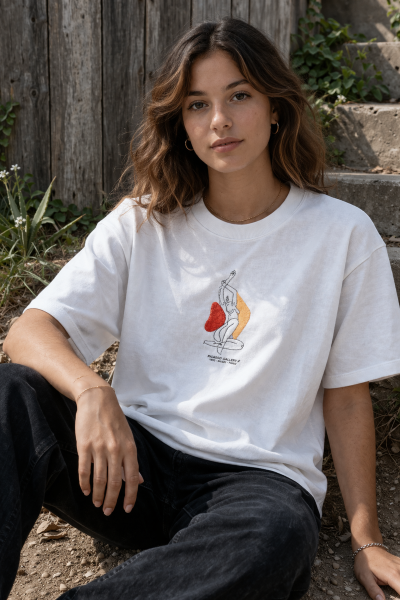 🟡 PRÉCOMMANDE: T-shirt Minimaliste Brodé 100% Coton – Design Femme Assise (F) Ma boutique