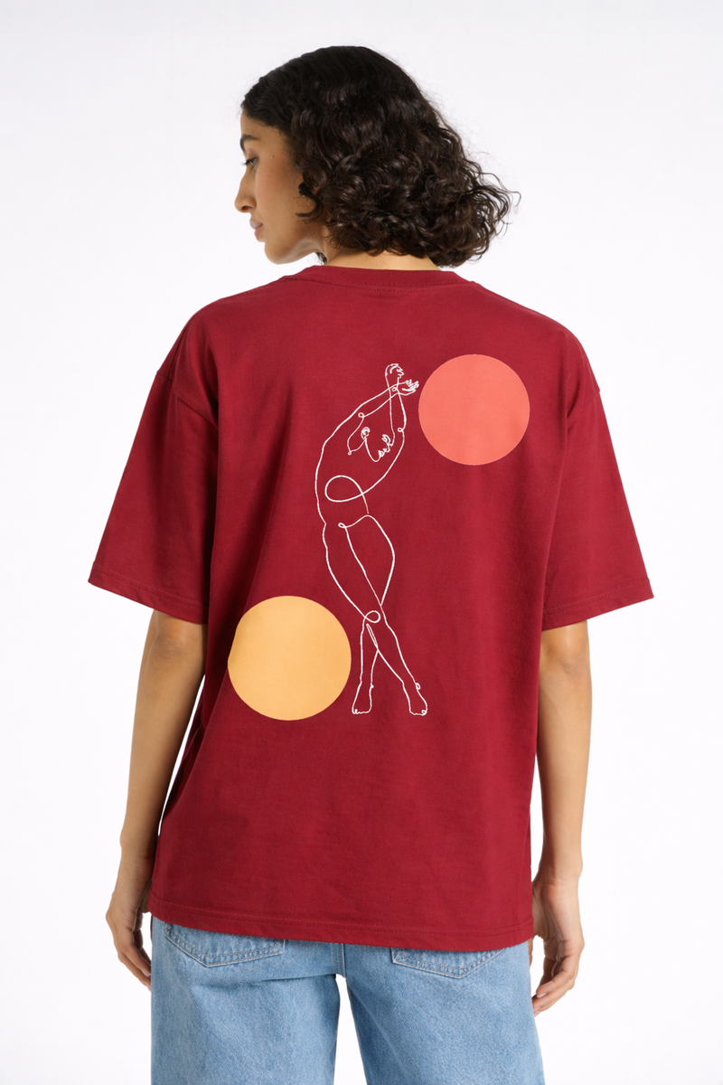 T-shirt oversize femme Rich.Art avec illustration artistique minimaliste représentant une silhouette féminine en mouvement imprimée au dos