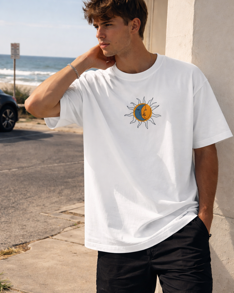 🟡 PRÉCOMMANDE: T-shirt Minimaliste Brodé 100% Coton – Design Soleil/Lune